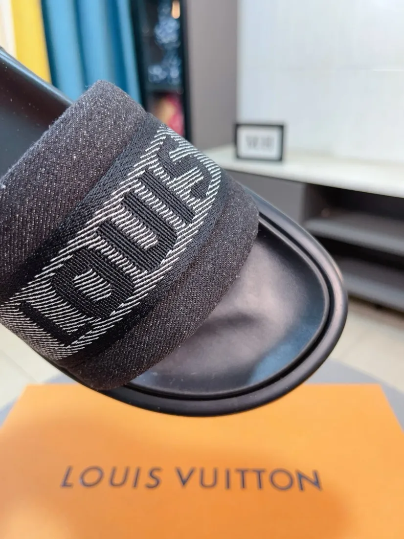 Ex-factory price 360🌹🌹 (lv-Louis Vuitton) New men's slippers, high-end boutique, exquisite embossed logo decoration on the upper, fine workmanship, super soft soles, casual, loose and comfortable, a must-have in summer! \nsize：38-44